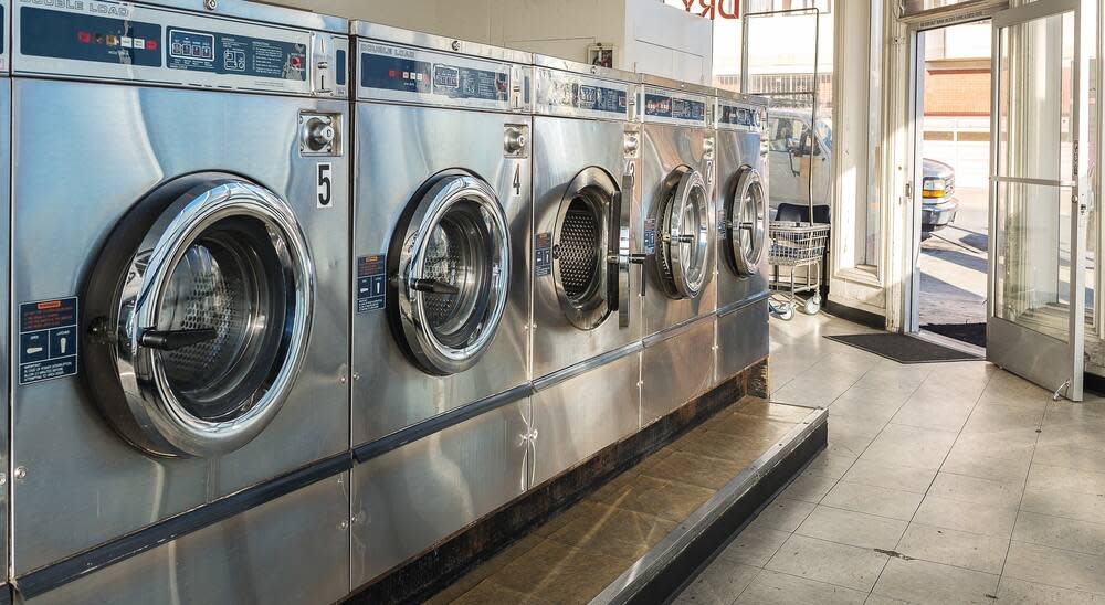 sebuah baris mesin cuci otomatis di laundromat.